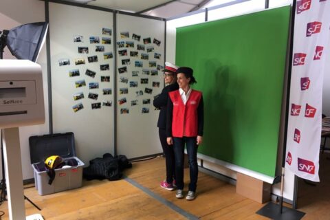 Animation fond vert avec borne photo selfie à l'occasion du marathon vert de Rennes à la SNCF