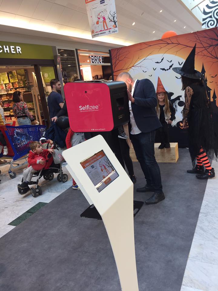 Le stand de l’animation photobooth sur le thème d’Halloween à Carrefour Langeux