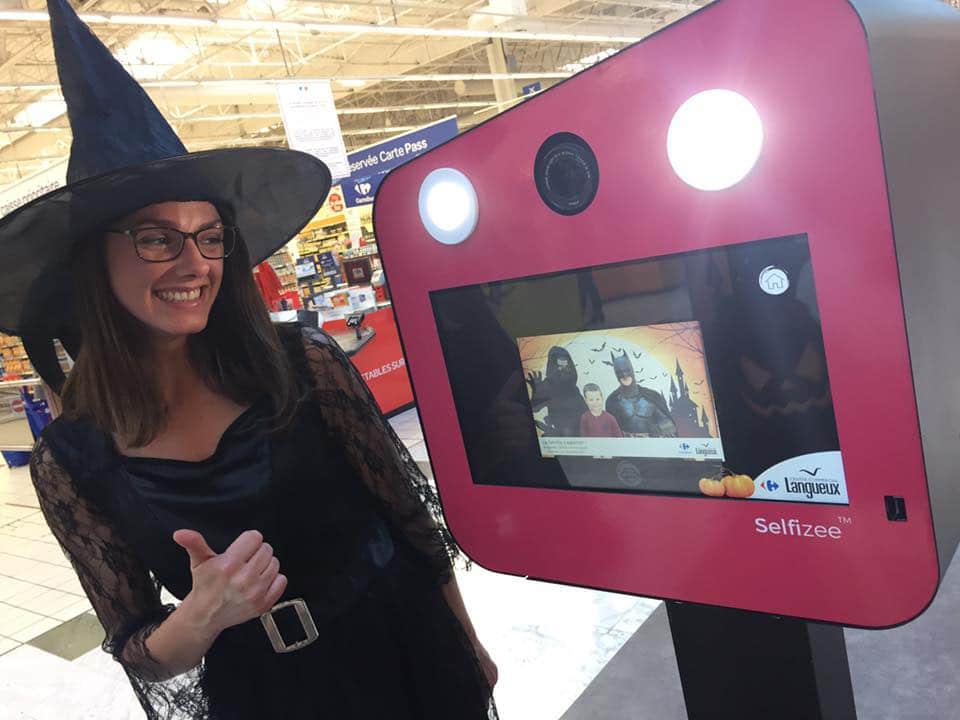 Borne photo selfie Selfizee avec une animatrice déguisée en sorcière