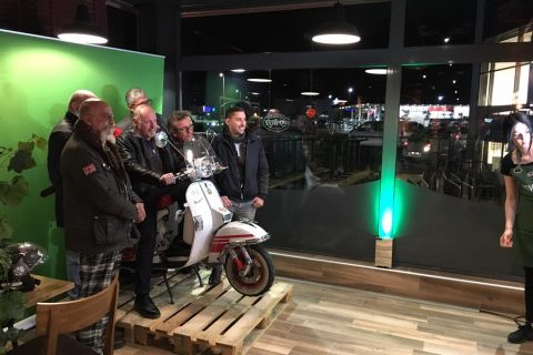 Animation fond vert avec accessoires pour l’inauguration du Del Arte Arles, dans les Bouches-du-Rhône