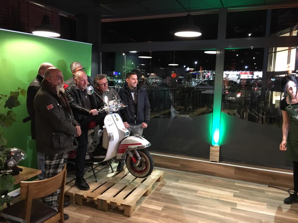 Animation fond vert avec accessoires pour l’inauguration du Del Arte Arles, dans les Bouches-du-Rhône