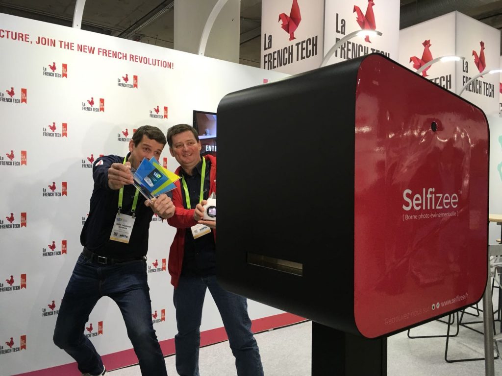 Deux personnes devant l'animation photocall avec la borne photo selfie de Selfizee pour le CES de Las Vegas