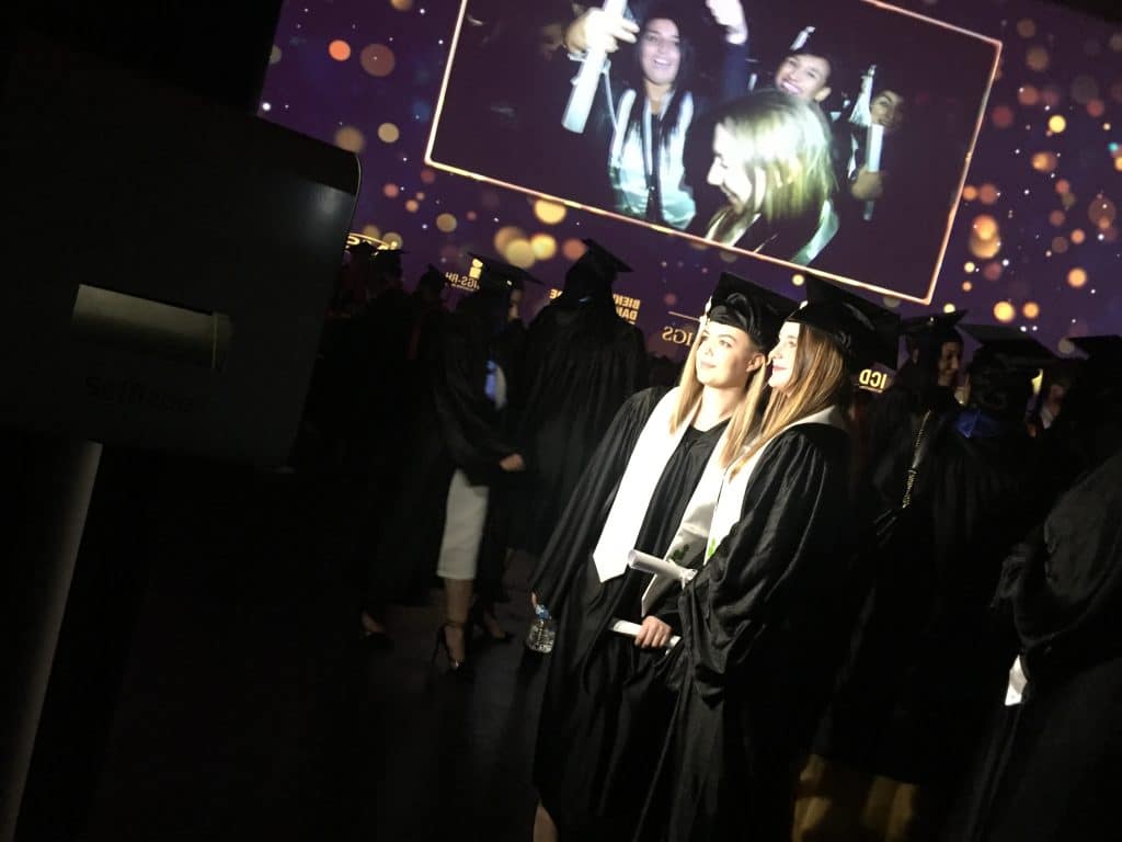 Photobooth en uniforme pour les diplômés du groupe IGS