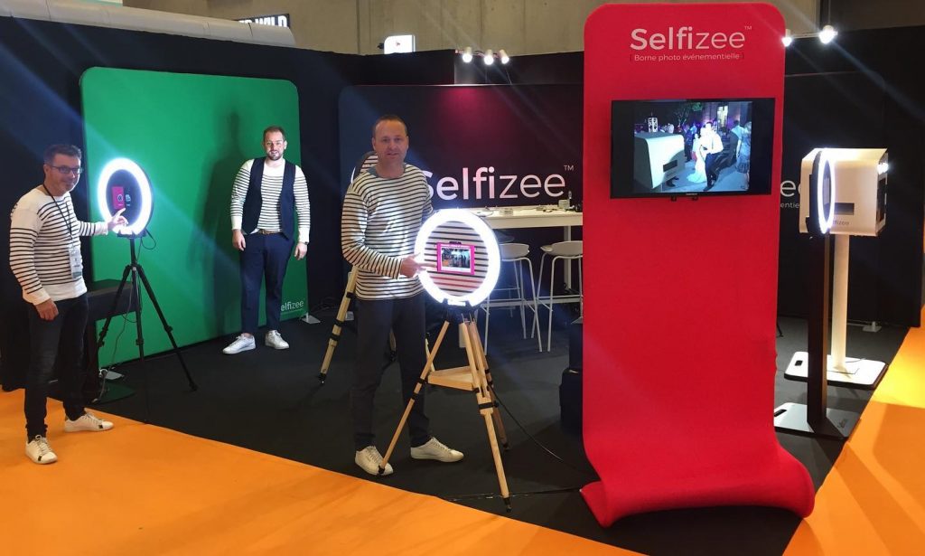 Stand Selfizee avec la présentation des bornes à selfie de la marque pour le salon de la Photo à Paris.