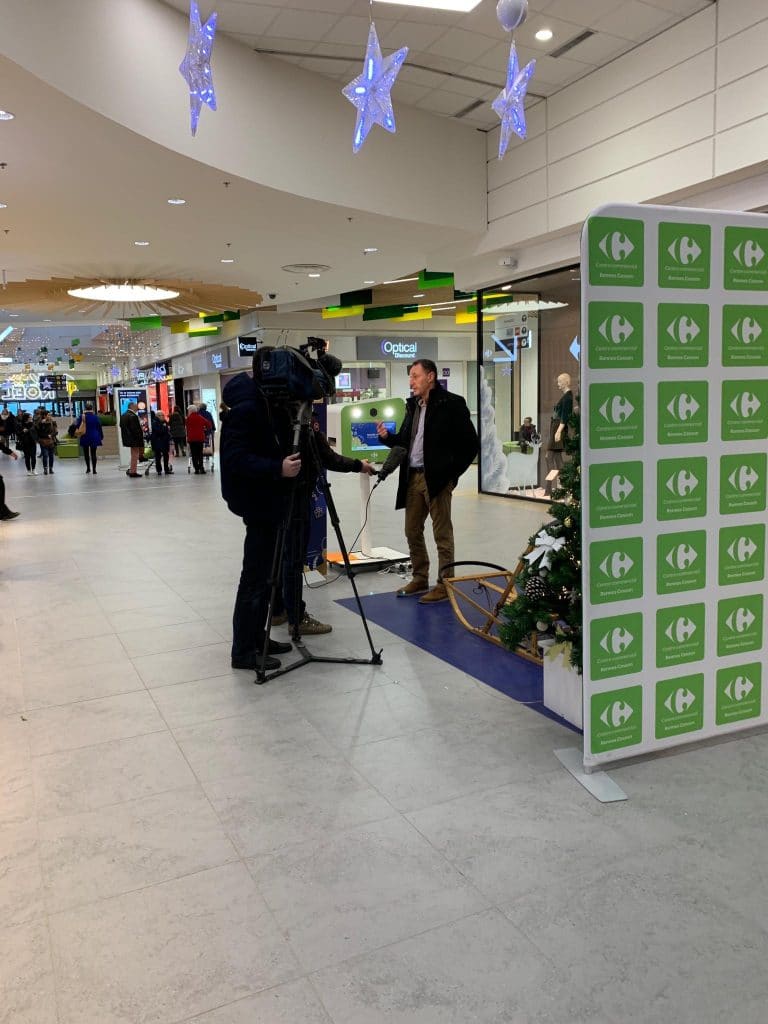 Interview pour une animation fond vert par Selfizee au centre commercial Carrefour Rennes / Cesson