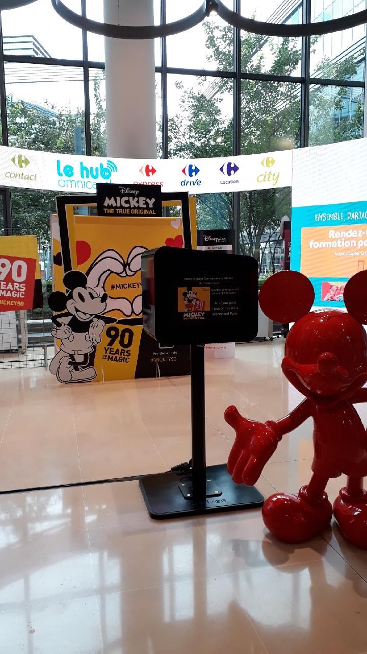 Borne photo animation anniversaire Mickey au siège social de Carrefour à Massy en Essonne - borne selfie connectée avec impressions photos
