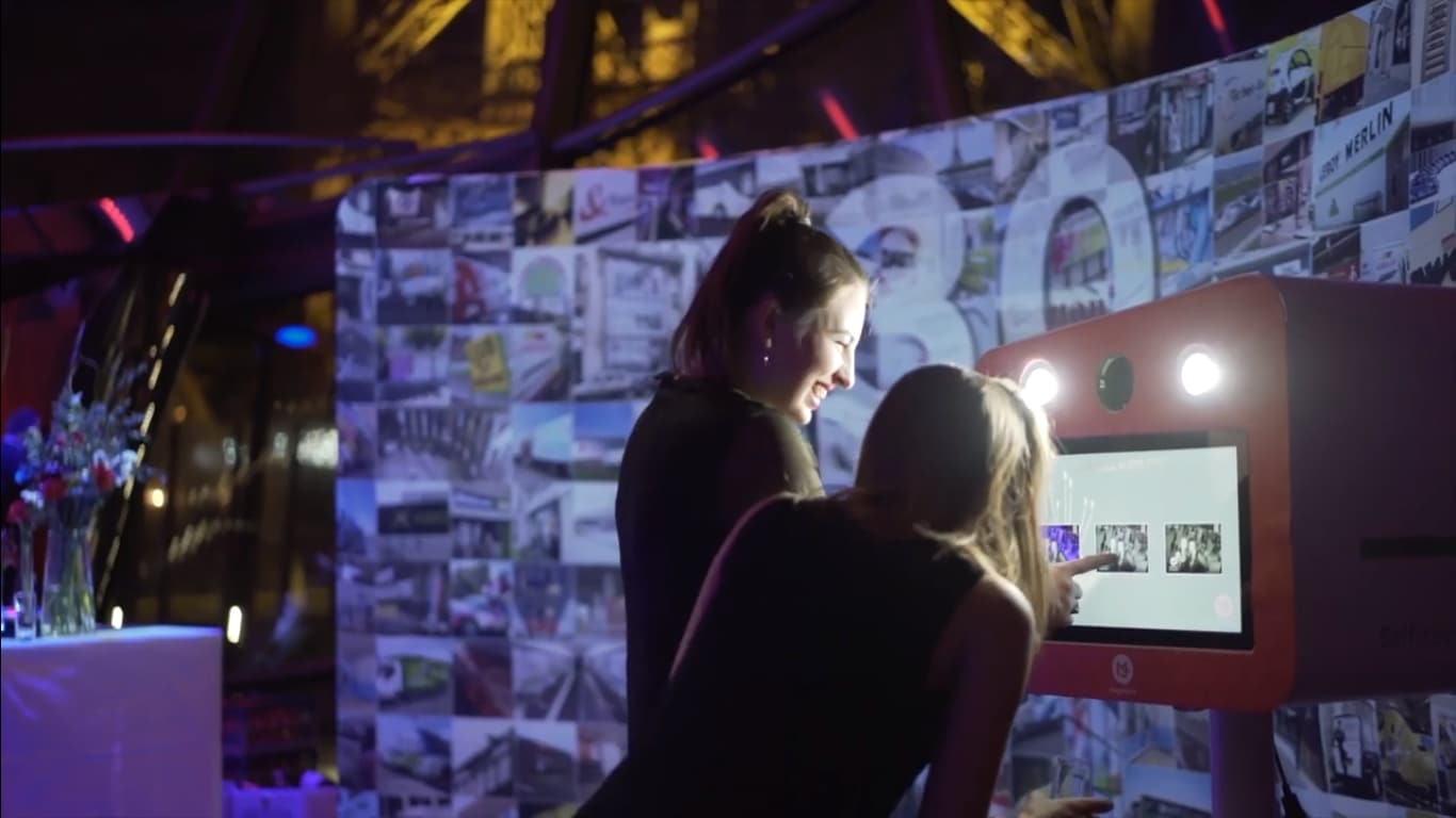 Photobooth interactif animation photo fête anniversaire 30 ans de Megamark à la Tour Eiffel Paris