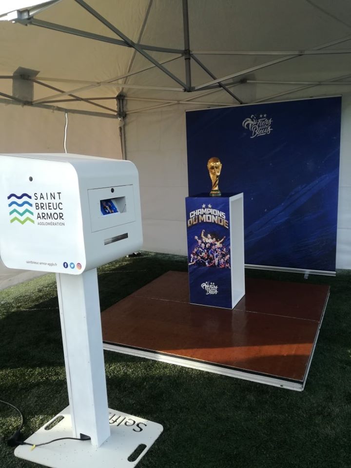 Selfie avec coupe du monde de football 2018 à Plédran près de Saint-Brieuc animation borne photo