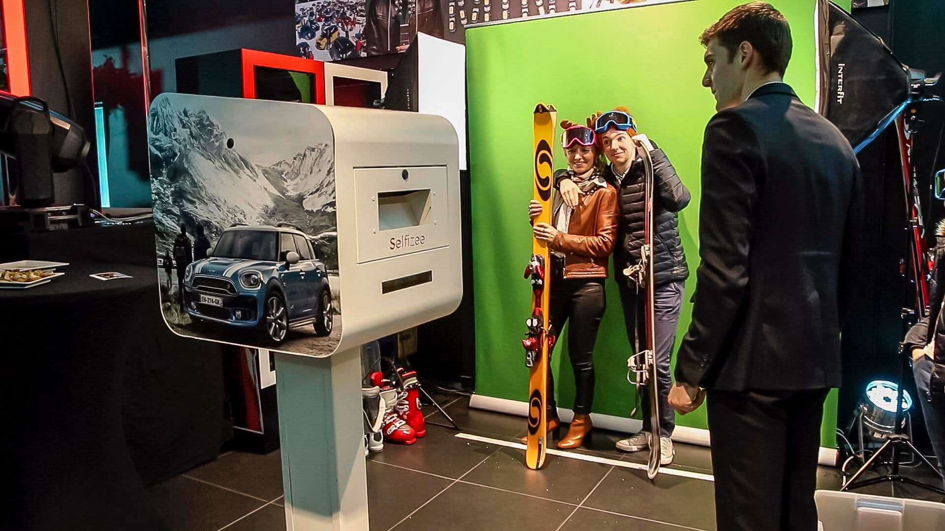 Borne photo et animation fond vert avec accessoires en concession automobile pour le lancement nouveau produit de Mini à Lorient