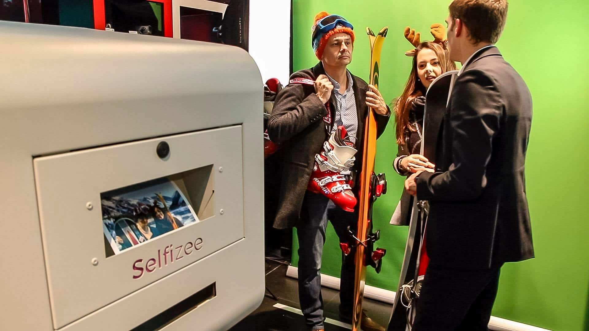 Impression photo immédiate pour une animation box selfie fond vert personnalisée lors de soirée de lancement d'un produit ou un autre événement professionnel à Lorient ou Morbihan