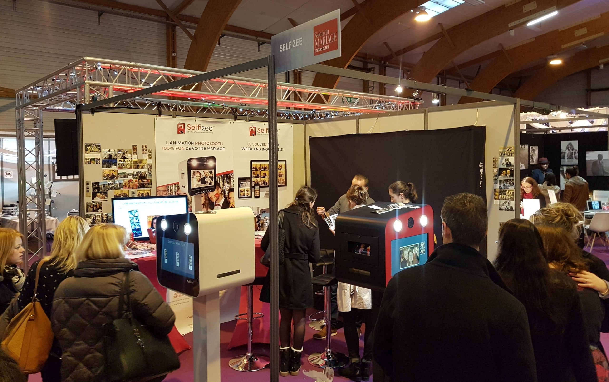 Stand borne photo Selfizee au salon du mariage 2017 au parc Expo Rennes - location selfie box pour mariage, anniversaire, baptême, fête