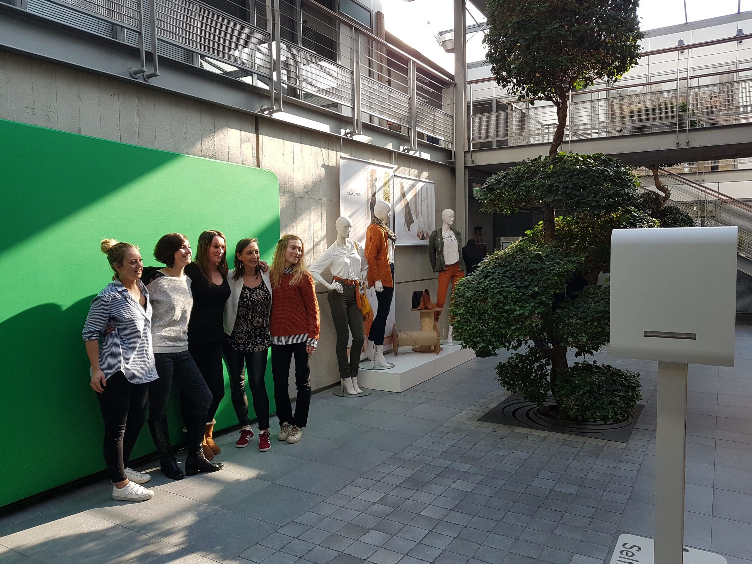 Animation borne photo et fond vert au groupe Beaumanoir à Saint Malo en 2018 pour événement interne lancement gamme jeans verts Bonobo