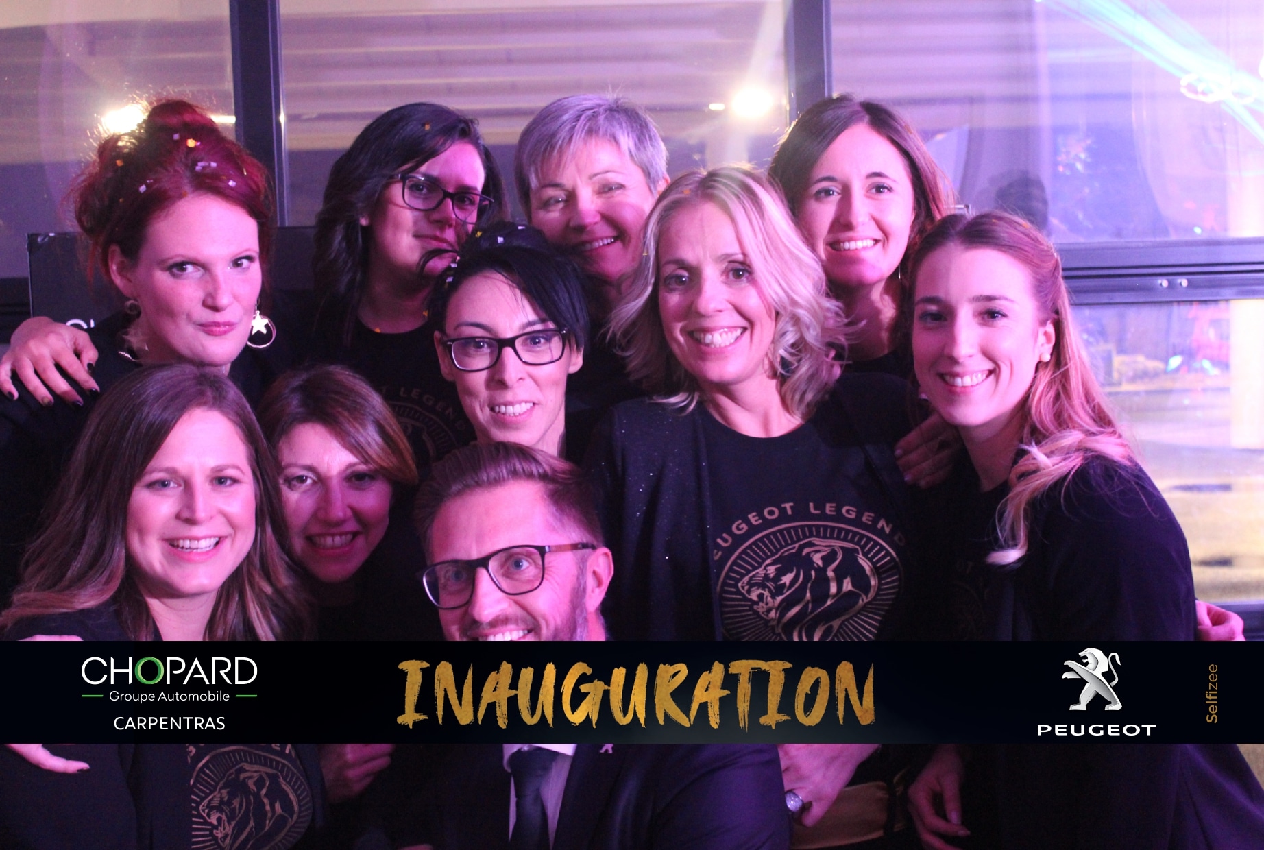 Animation borne photo à la soirée d'inauguration du groupe Chopard Automobile au magasin Peugeot Réseau Carpentras près d'Avignon en 2019 pour selfies visiteurs et collaborateurs