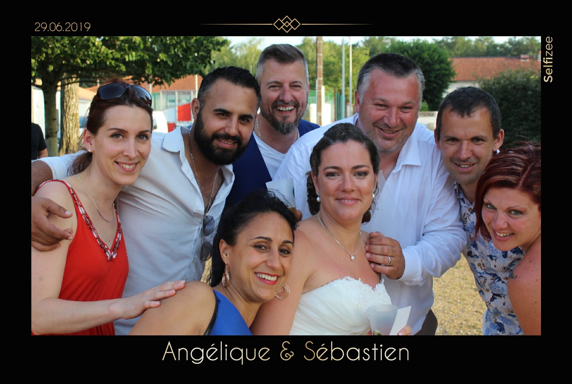 Animation selfie borne photo mariage à Poitiers avec impressions photos - location photobooth connecté pour mariage ou fête à Poitiers et dans la Vienne