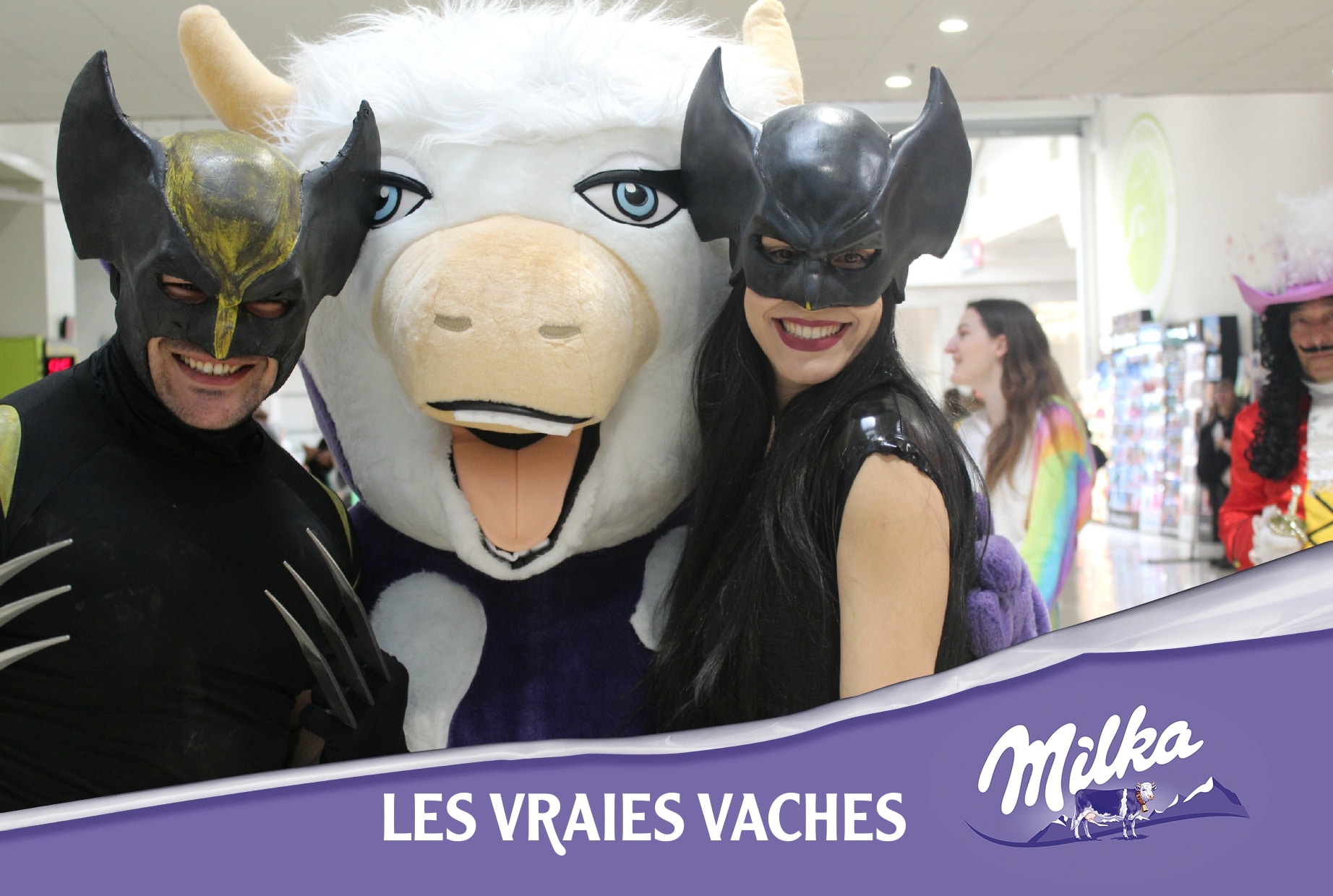 Borne photo avec mascotte et impressions selfies des visiteurs hypermarché Auchan Le Pontet à côté d'Avignon pour lancement nouveaux produits Milka 2020