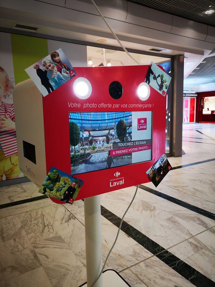 Photobooth connecté avec impressions photos immédiates au centre commercial Carrefour Laval en Mayenne