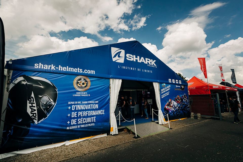 Photobooth Selfizee au stand Shark 24 heures du Mans Motos 2019 - impressions photos et jeu concours pour les visiteurs