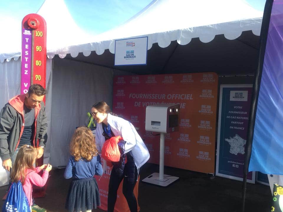 Animation selfie avec borne photo et fond vert au stand Gaz de Bordeaux à l'Ociane Groupe Matmut Marathon octobre 2019