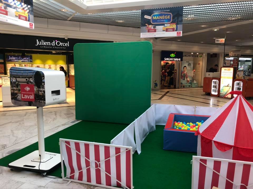Borne selfie avec animation fond vert dans le centre commercial Carrefour Laval