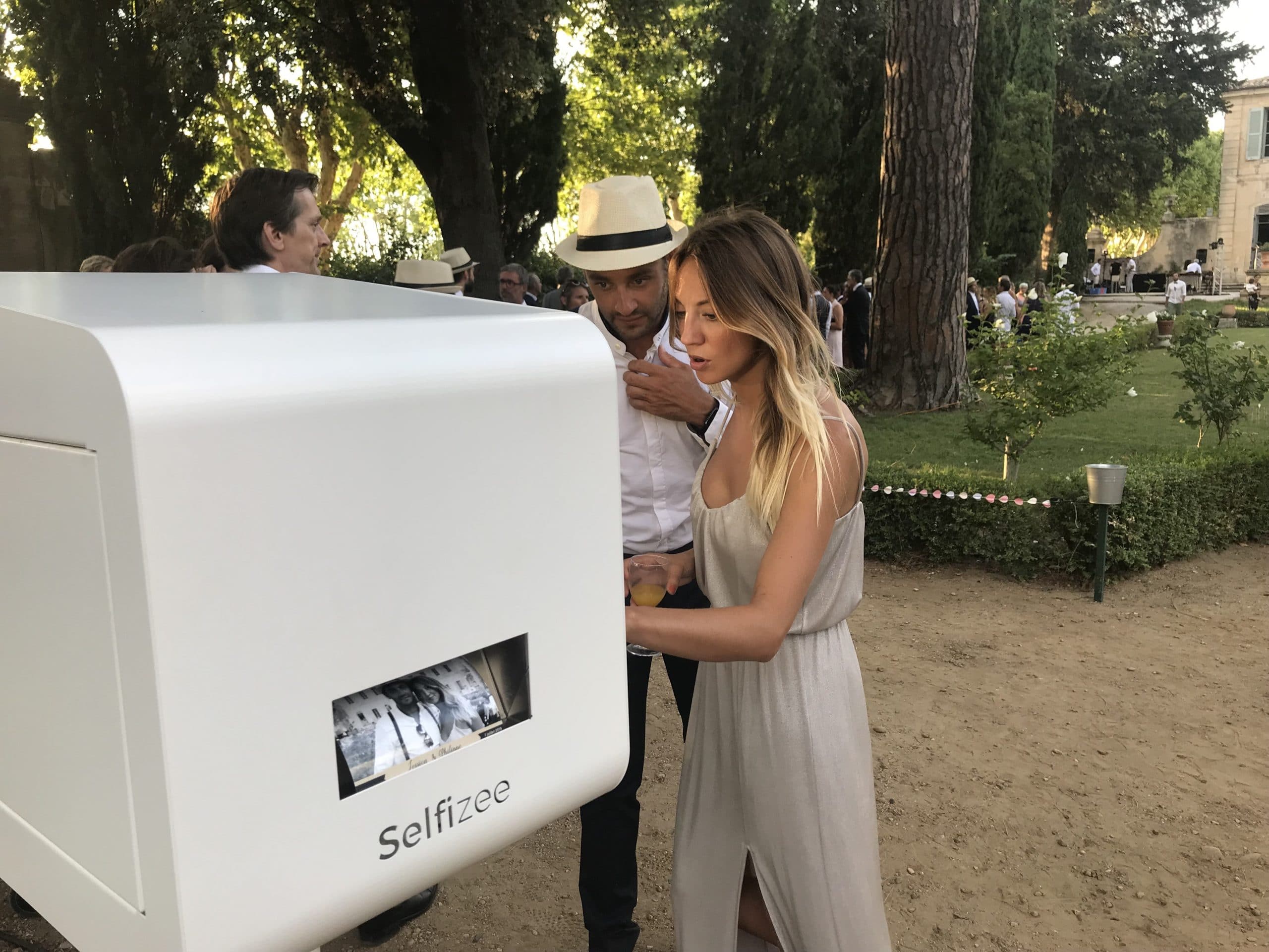 Impressions photos immédiates avec photobooth connecté pour animation mariage à Montpellier et dans l'Hérault