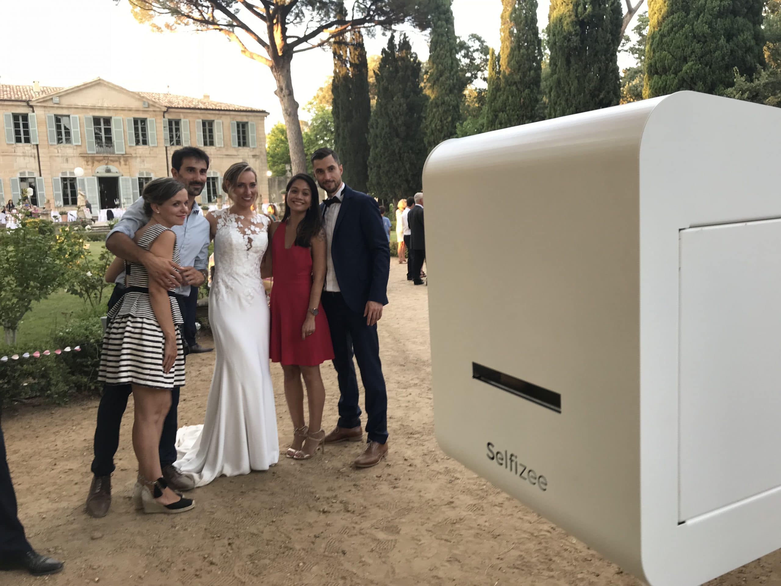 Borne photo Classik mariage Montpellier / Hérault avec selfies personnalisés des mariés et invités pour album photo mariage