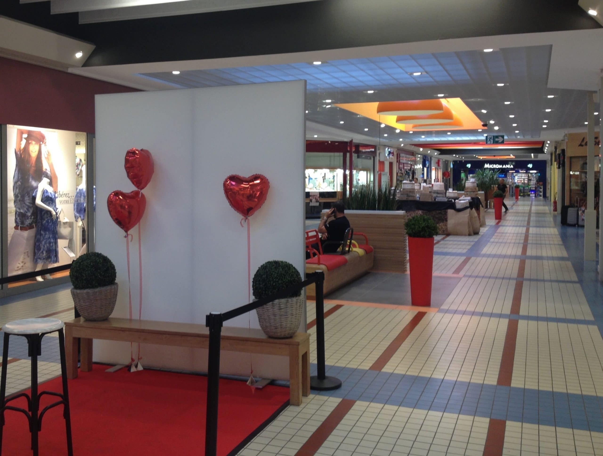 Animation box selfie avec jeu concours fête des mères et hôtesse au centre commercial Carrefour de Cholet en 2015 pour impressions photos personnalisées