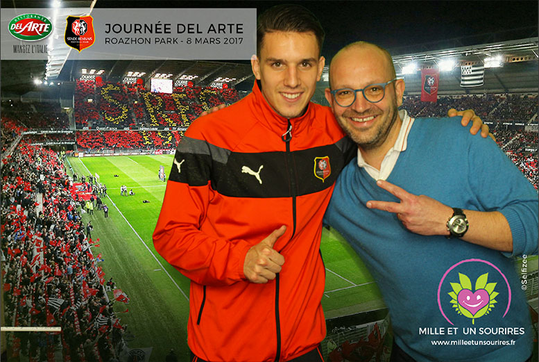 Selfie imprimé avec footballeur Adrien Hunou au stade à Rennes avec animation borne photo fond vert pour journée Del Arte et 1001 sourires