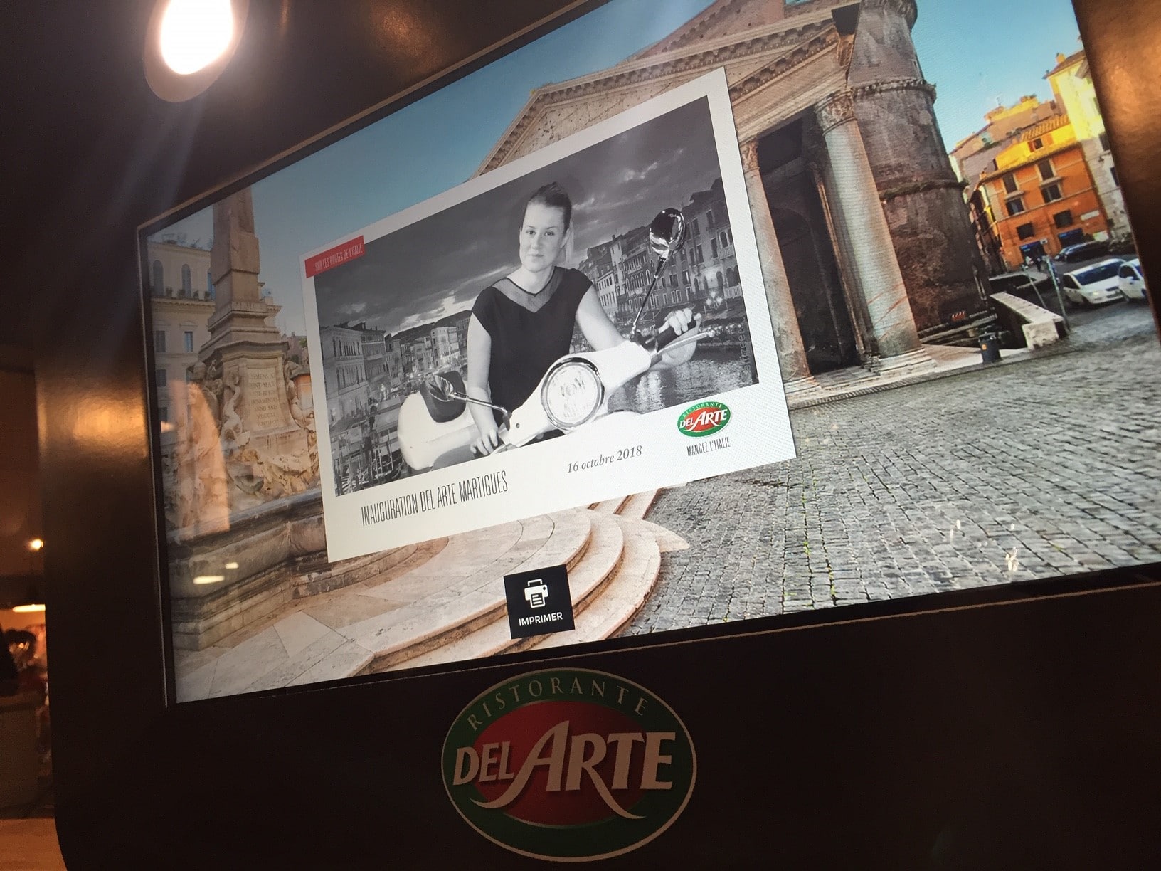 Animation photobooth fond vert Del Arte Martigues avec impressions photos des clients à l'inauguration du restaurant en 2018