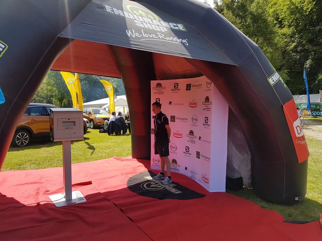 Borne selfie avec photocall et impression immédiate des photos au trail de Guerlédan en juin 2017