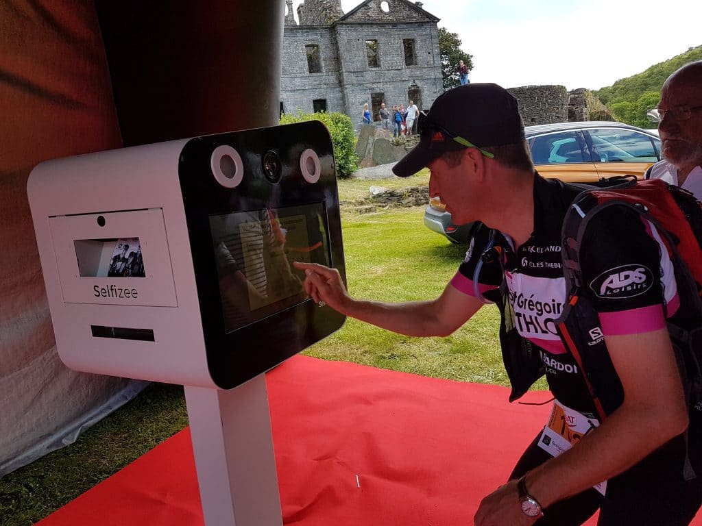 Animation photobooth avec borne photo connectée et écrans personnalisés lors du trail de Guerlédan en juin 2017