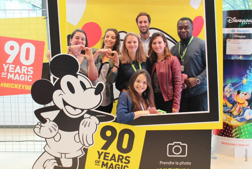 Animation photobooth photo Mickey anniversaire 90 ans au siège social de Carrefour à Massy en Île de France