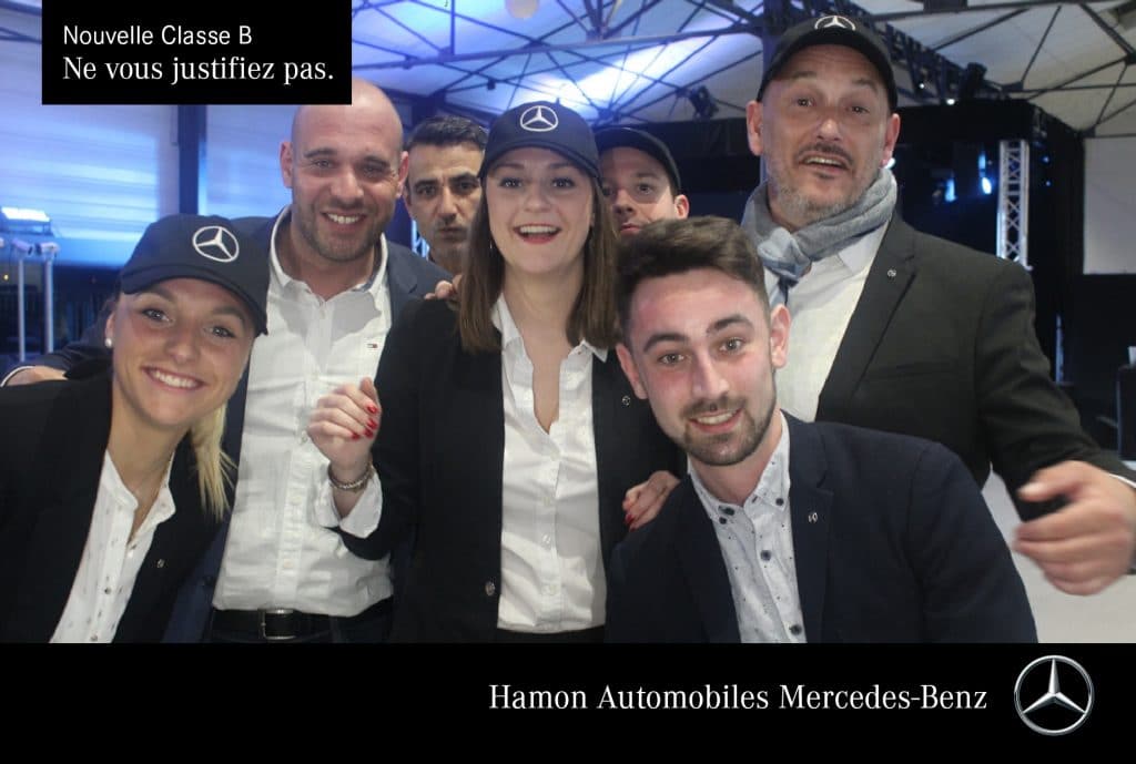 Borne photo selfie avec mosaïque sur écran déporté pour le lancement d'un nouveau véhicule Mercedes à Saint-Brieuc