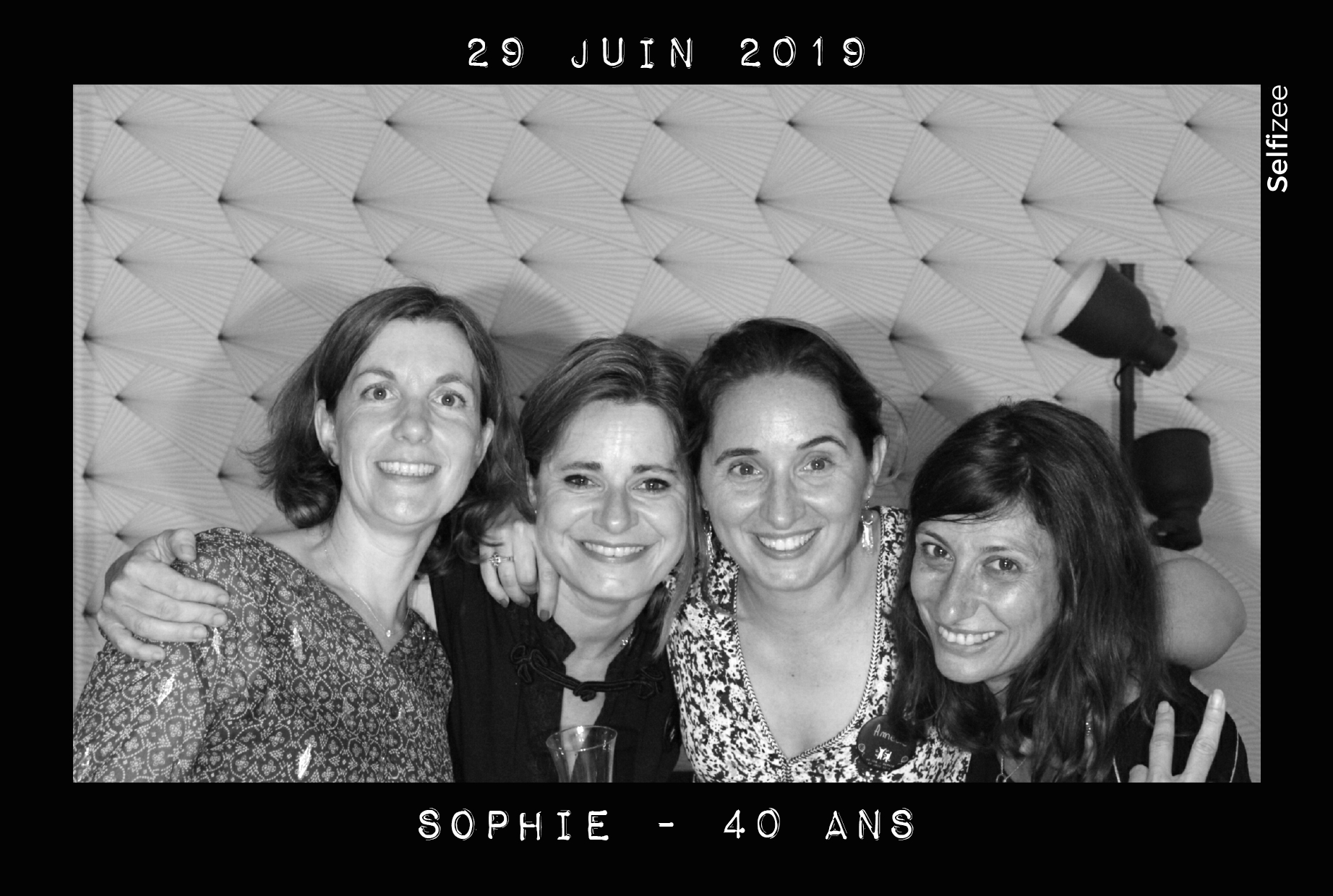 Animation box photo anniversaire Argenteuil avec selfies personnalisés - borne photo à louer Argenteuil / Val d'Oise anniversaire, mariage, baptême, soirée, fête