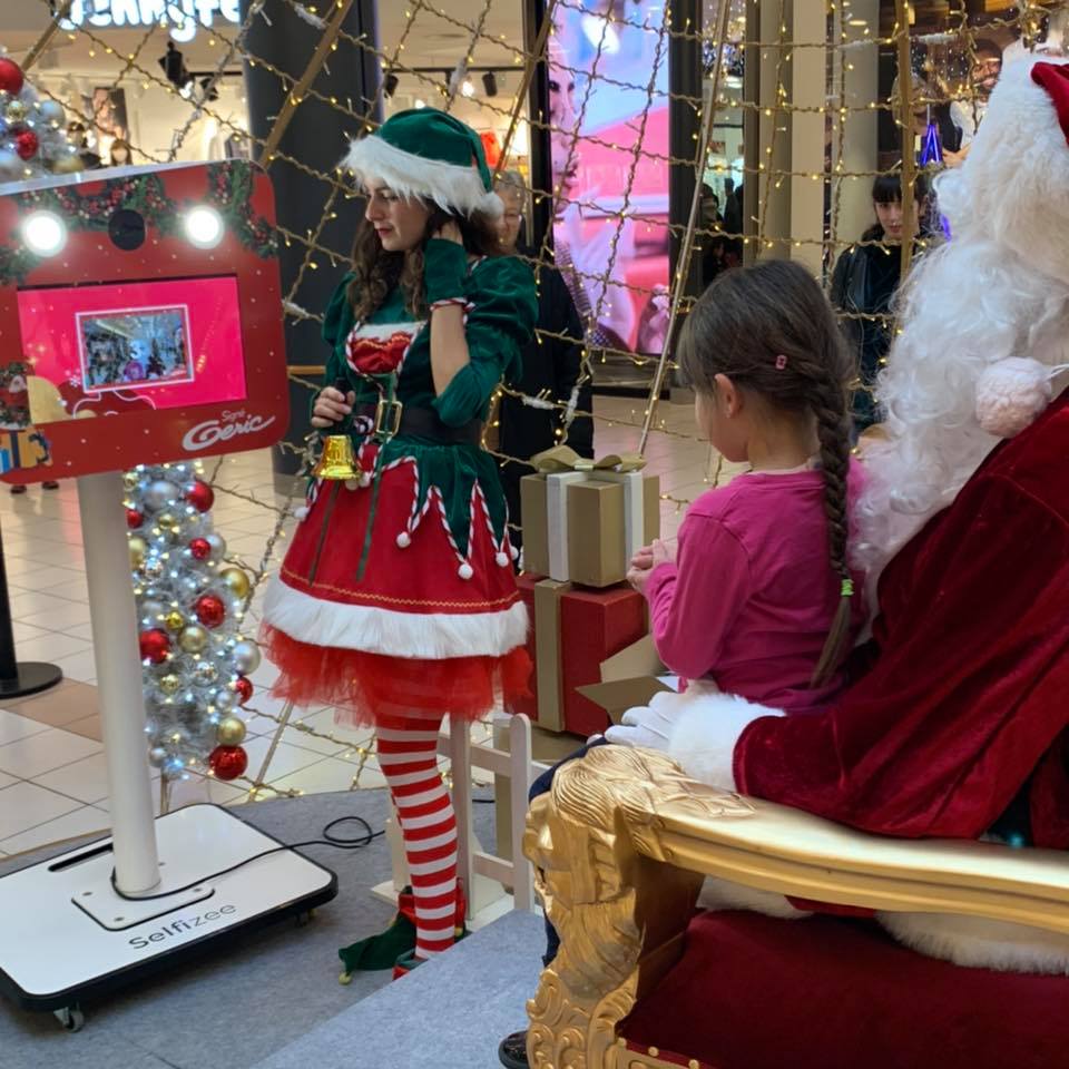 Borne selfie animation photo Noël au centre commercial Geric à Thionville en Moselle - photobooth avec impressions photos pour les visiteurs et clients