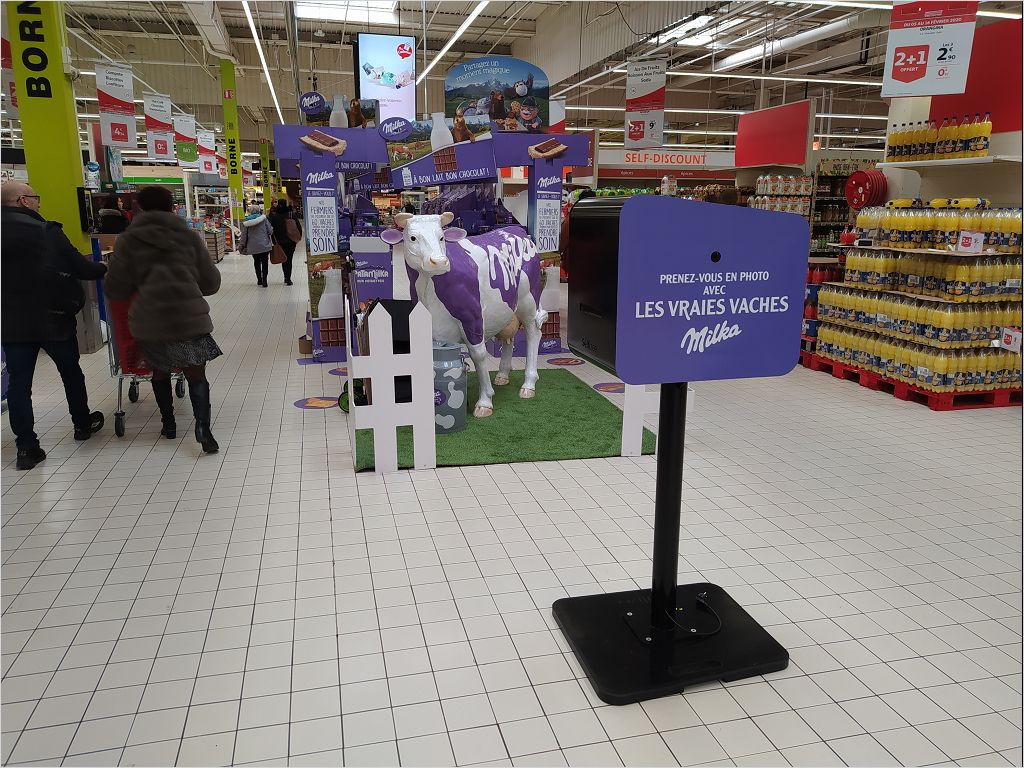 Borne photo Auchan Le Havre au centre commercial Grand Cap animation selfie lancement nouveaux produits Milka 2020