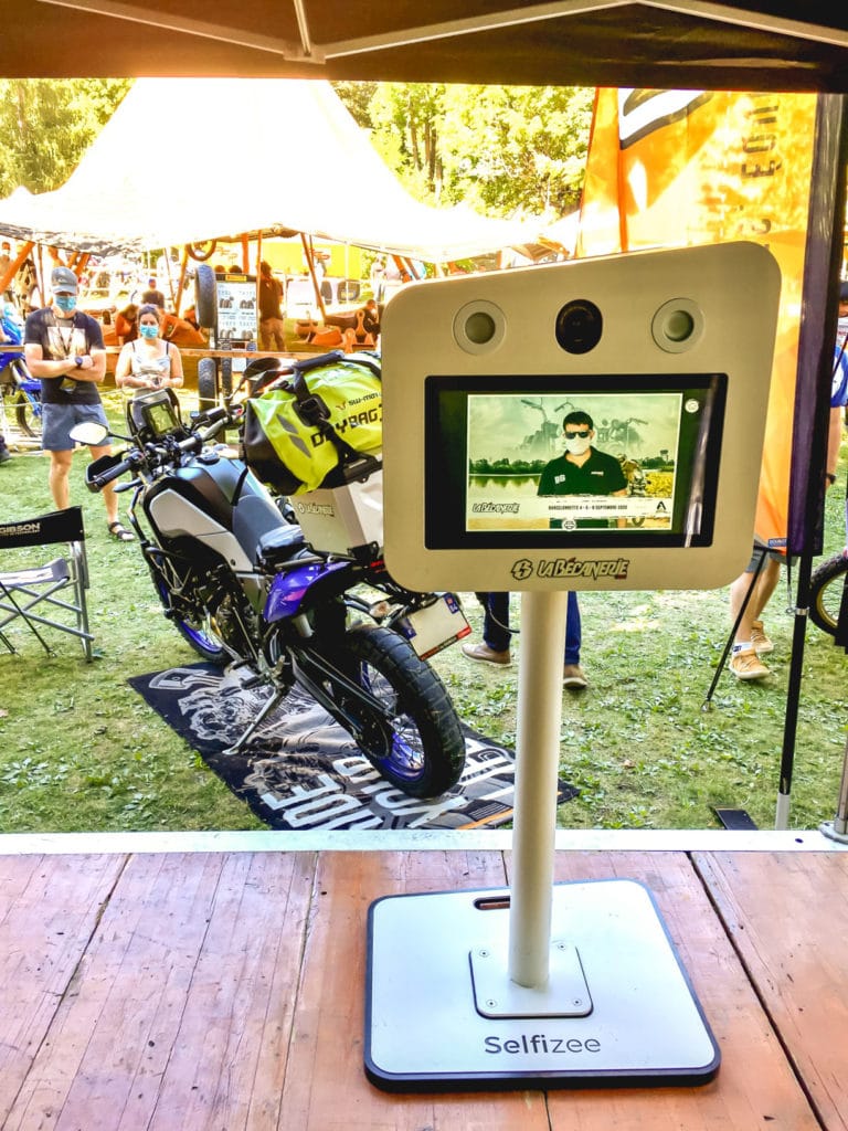 Borne photo selfie de Selfizee pour la Bécanerie à l'Alpes Aventure Motofestival, Barcelonnette, PACA