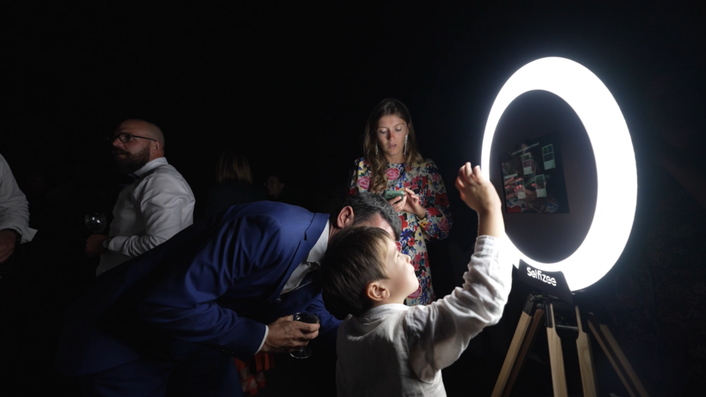 borne photo de mariage utilisé par un enfant 