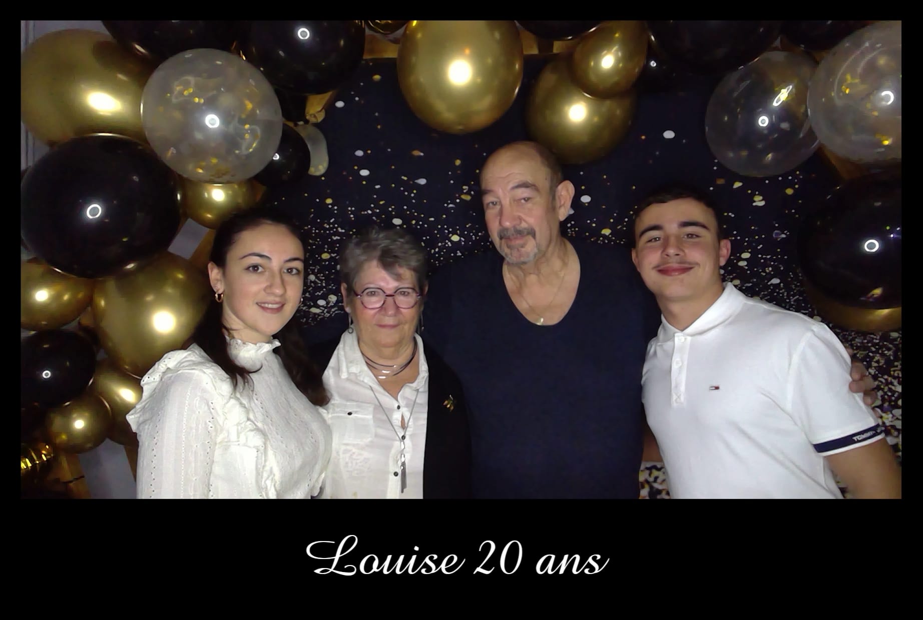 Anniversaire 20 ans avec une selfie box. photo de groupe