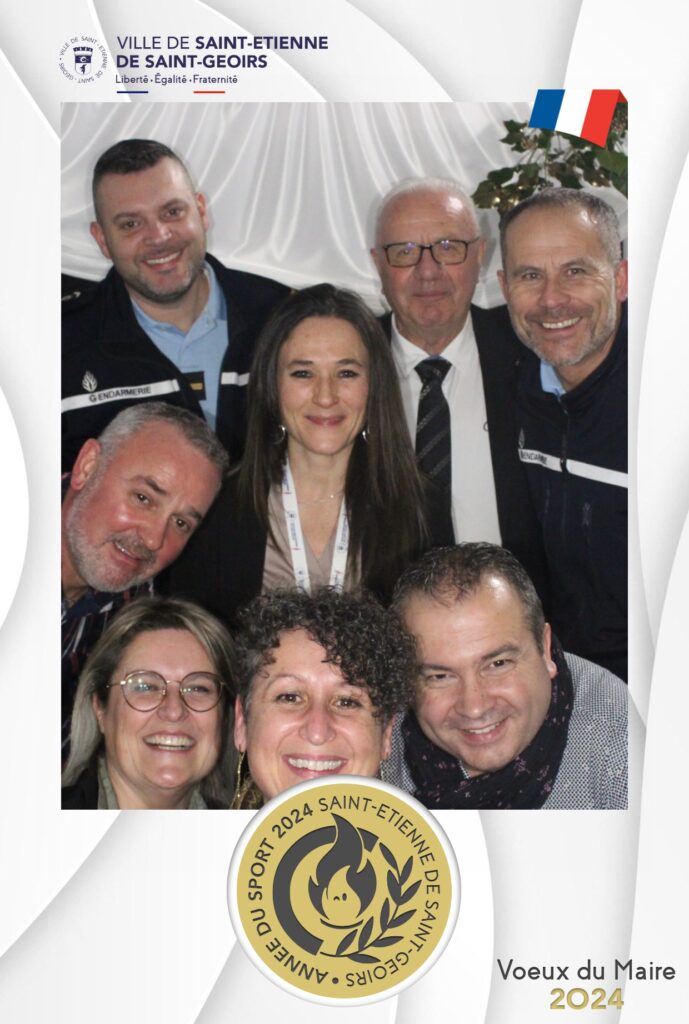 Photo de groupe devant le photomaton lors des vœux du maire 2024 à St Etienne de St-Geoirs