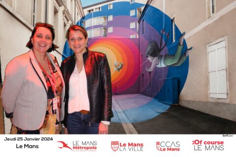 Photo devant un photomaton avec fond vert des rues du Mans pour les vœux du maire 2024