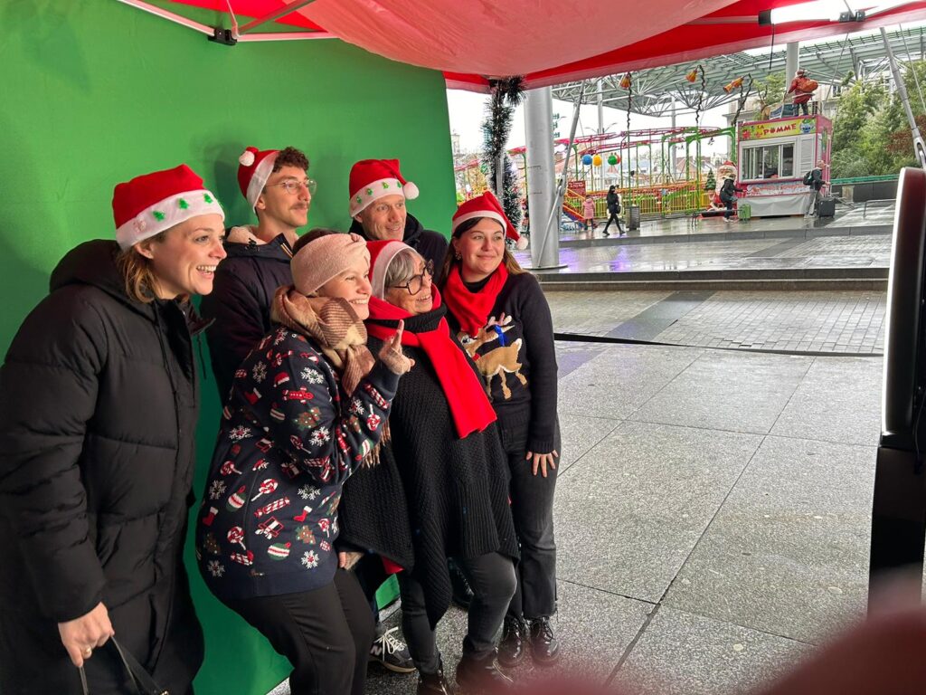 animation selfie box pour Noël à Amiens avec un groupe de personnes de plusieurs générations 