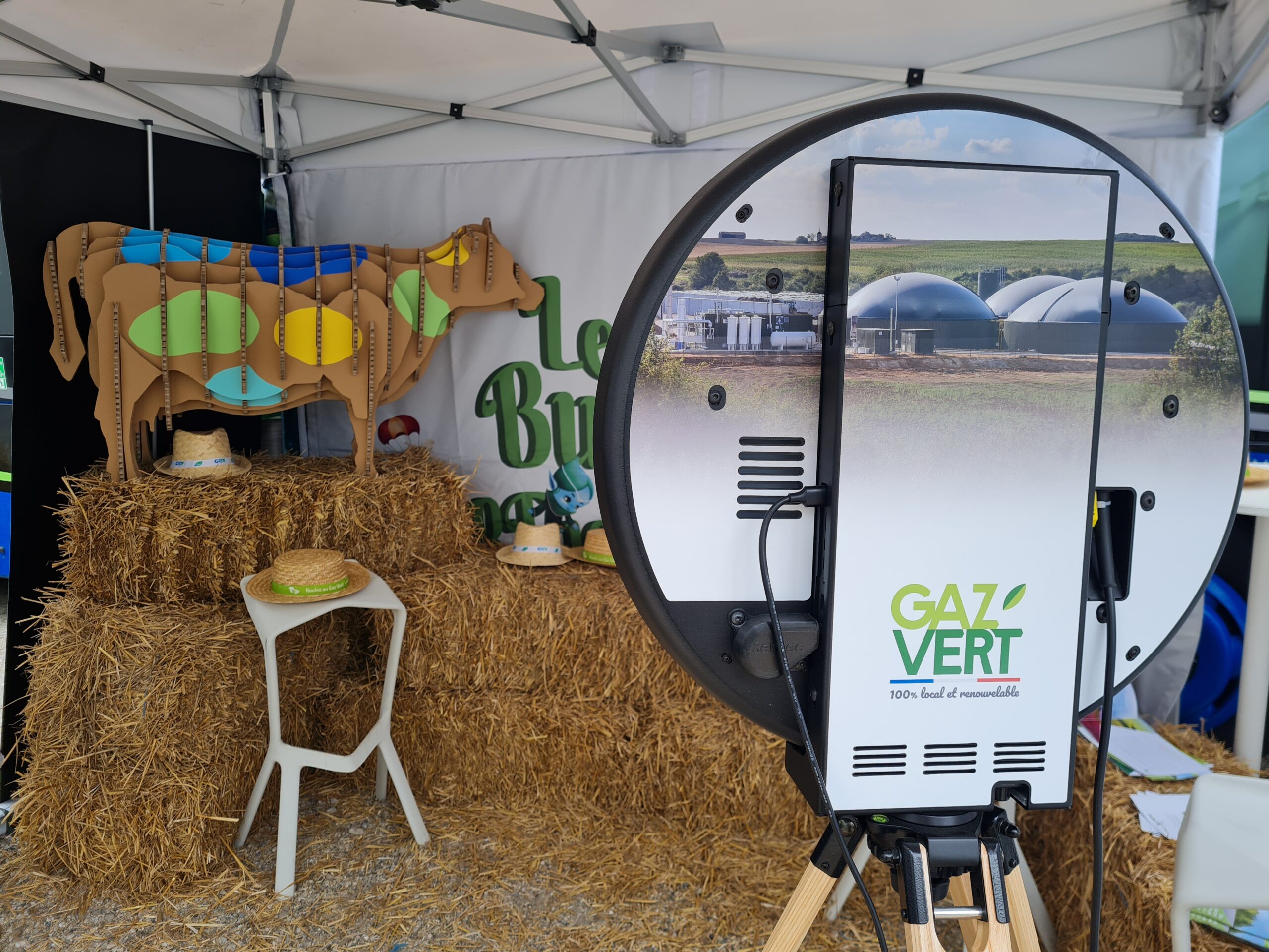 Salon de l'agriculture à Bordeaux avec Gaz vert. Salon animé avec une borne photo Spherik orné d'un magnet