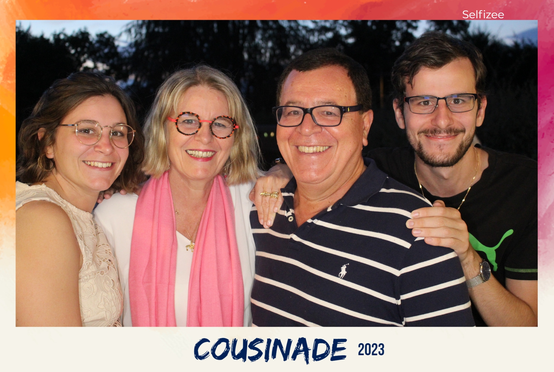 Cousinade 2023 Angers devant la borne à selfie